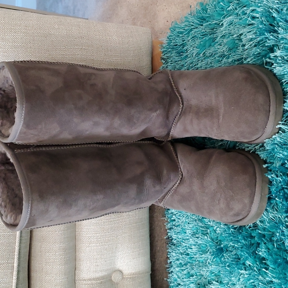 UGG Boots - Picture 6 of 7